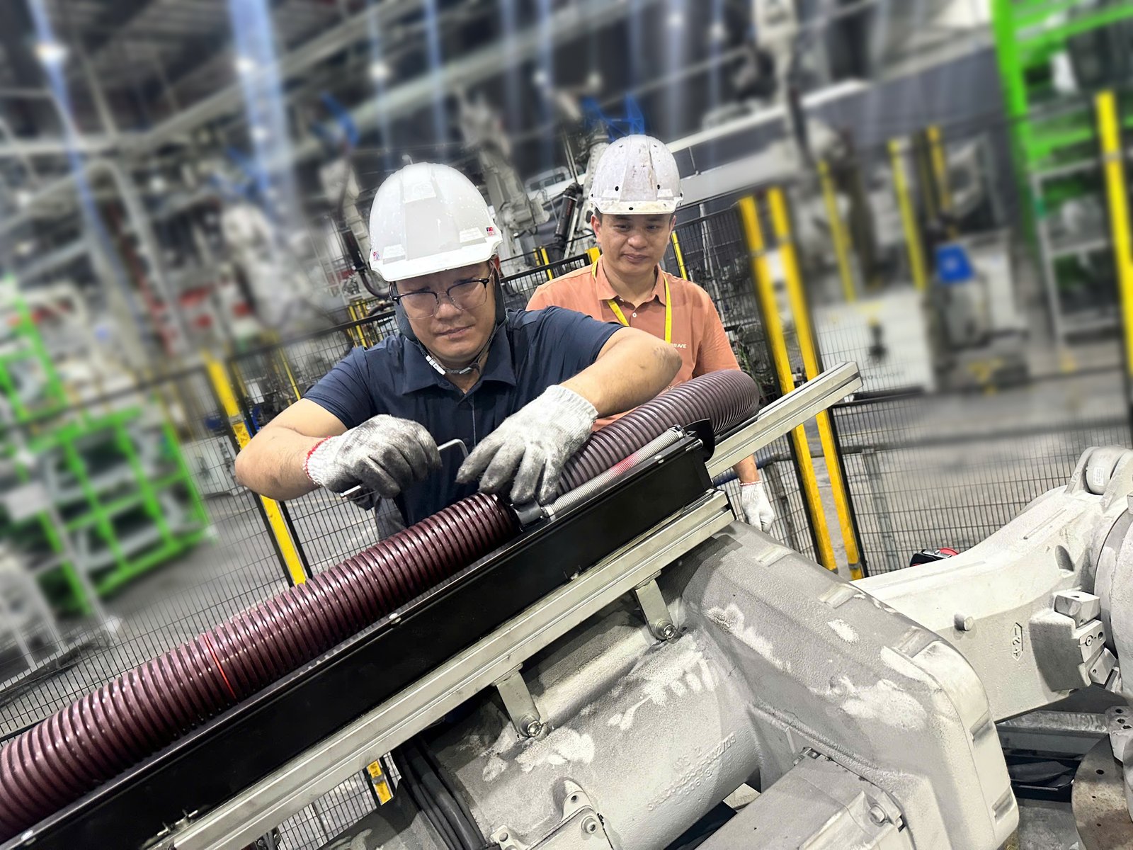 Đội ngũ T&T Vina thi công trên robot ABB